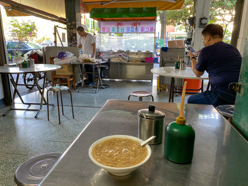 こちらが「隆美肉羹麺線」というお店。ニコニコ顔の大将が2分で作ってくれました