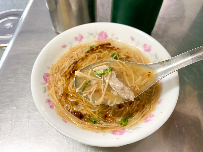 肉羹麺線。コシ0％の麺をレンゲですすって食べます。飲んだあとに食べたいお味。怪しい緑色の調味料には酢
