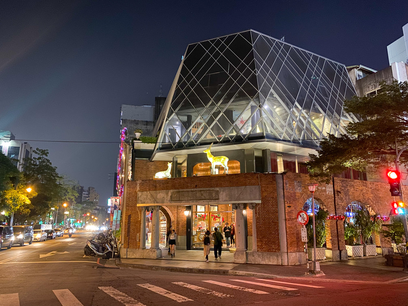 夜になると独特の雰囲気を醸し出す宮原眼科
