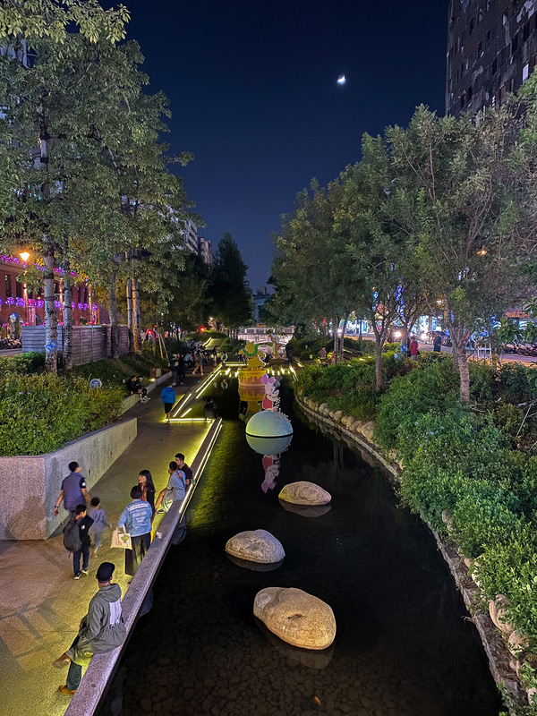 緑川沿いの景観を橋の上から眺めるの図