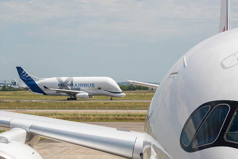 エアバス A350型機とベルーガXL