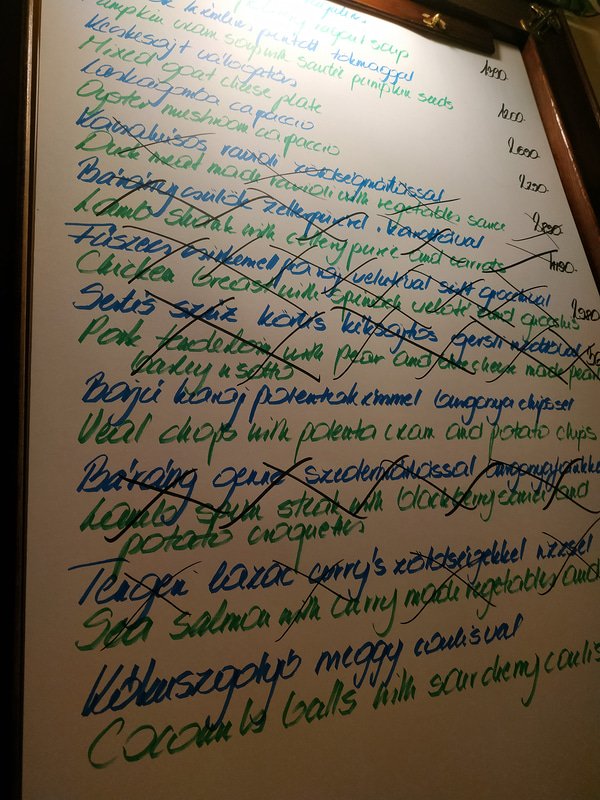 その日のメニューはどんどん売り切れて消されていました