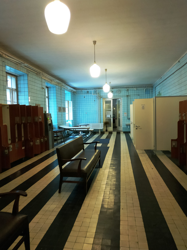 更衣室も雰囲気満点。体重計やドライヤーもクラシック。とても清潔です