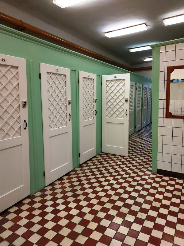 更衣室も雰囲気満点。体重計やドライヤーもクラシック。とても清潔です