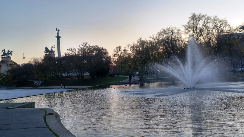 セーチェーニ温泉の周辺にある英雄広場と広い市民公園