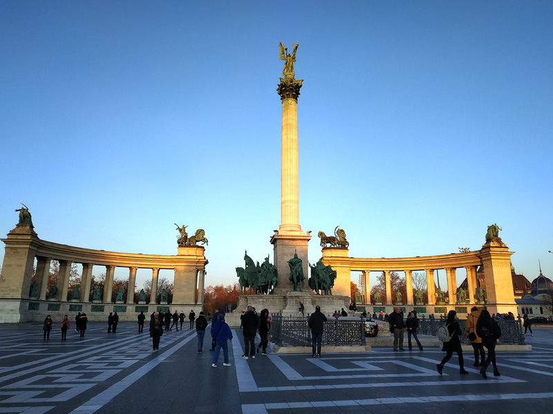 セーチェーニ温泉の周辺にある英雄広場と広い市民公園