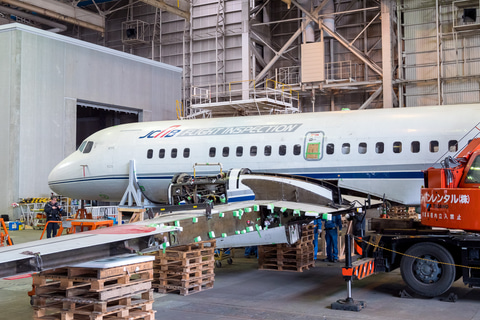 科博、国産旅客機「YS-11」量産初号機の解体作業公開。胴体と左主翼を