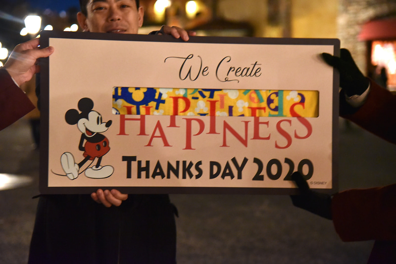 実はタオルをフォト用のボードにはめると「HAPPINESS」や「ありがとう」の文字が浮かび上がる