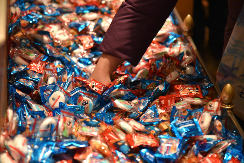 ショッピングにプラス100円で「お菓子つかみどり」にチャレンジ