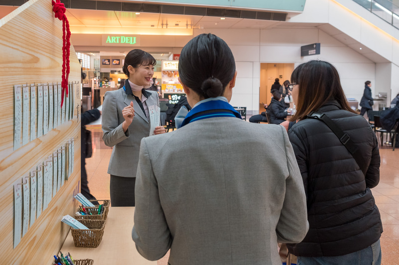 合格祈願はもちろん、家族の幸せや健康を願うものなどさまざまな願いごとが掛けられていた