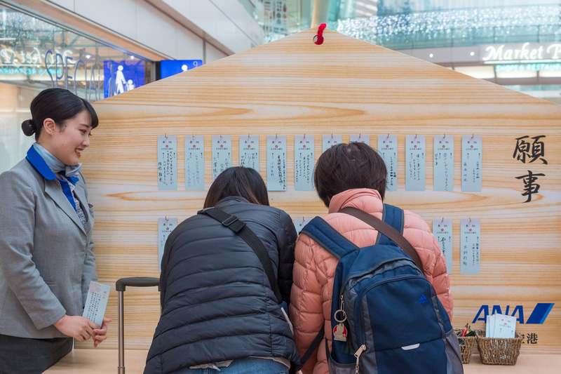 合格祈願はもちろん、家族の幸せや健康を願うものなどさまざまな願いごとが掛けられていた