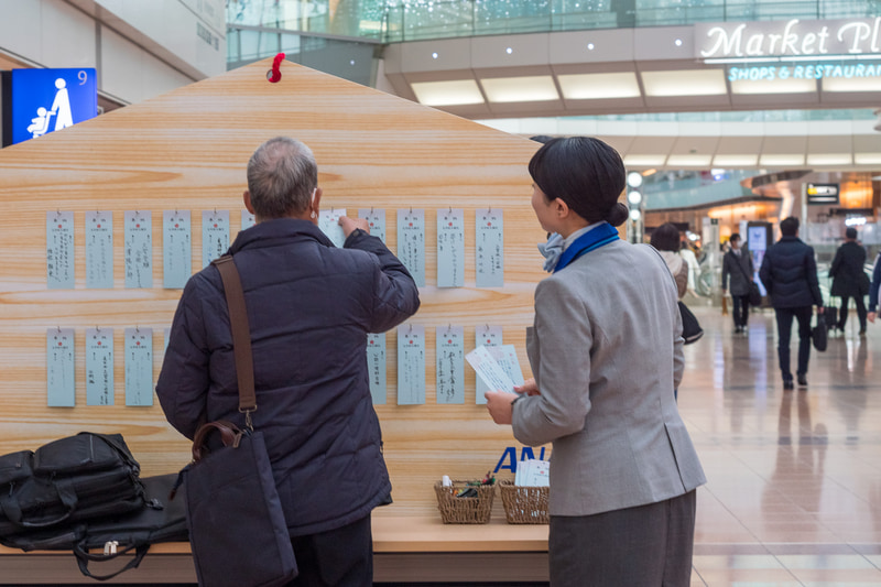 合格祈願はもちろん、家族の幸せや健康を願うものなどさまざまな願いごとが掛けられていた