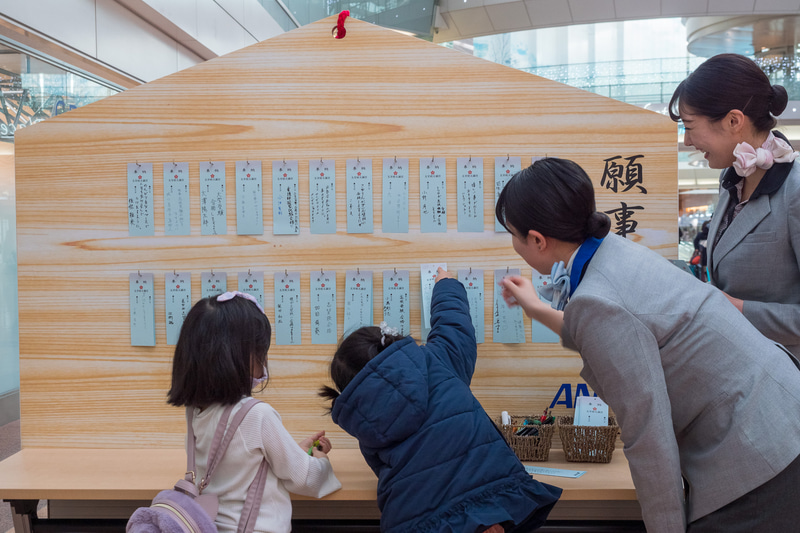 合格祈願はもちろん、家族の幸せや健康を願うものなどさまざまな願いごとが掛けられていた