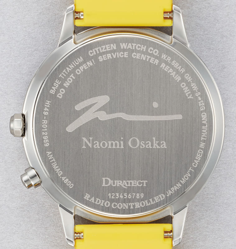 裏蓋にはサインを刻印