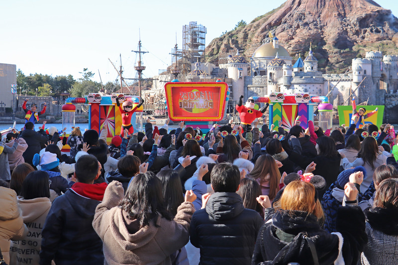 ゲストたちも立ち上がってエクササイズ！