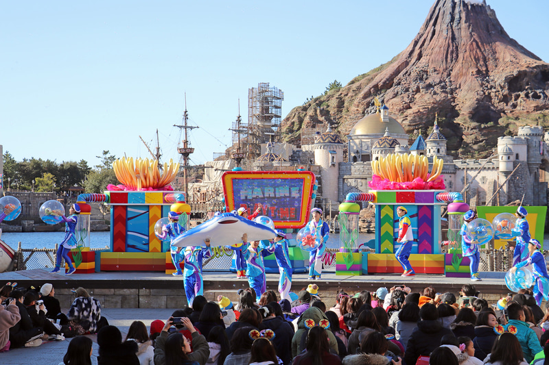 会場には泡に入ったニモやエイ先生たちが登場