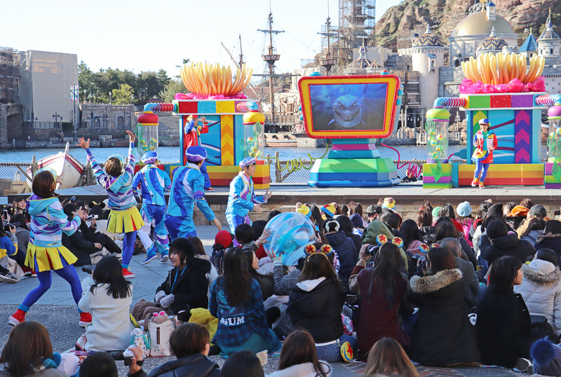 「魚は友達、エサじゃない！」とサメに訴えかけて難を逃れる