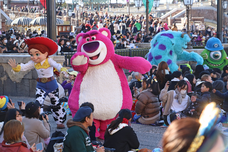 「トイ・ストーリー」のロッツォや、「モンスターズ・インク」のサリーやマイクも登場