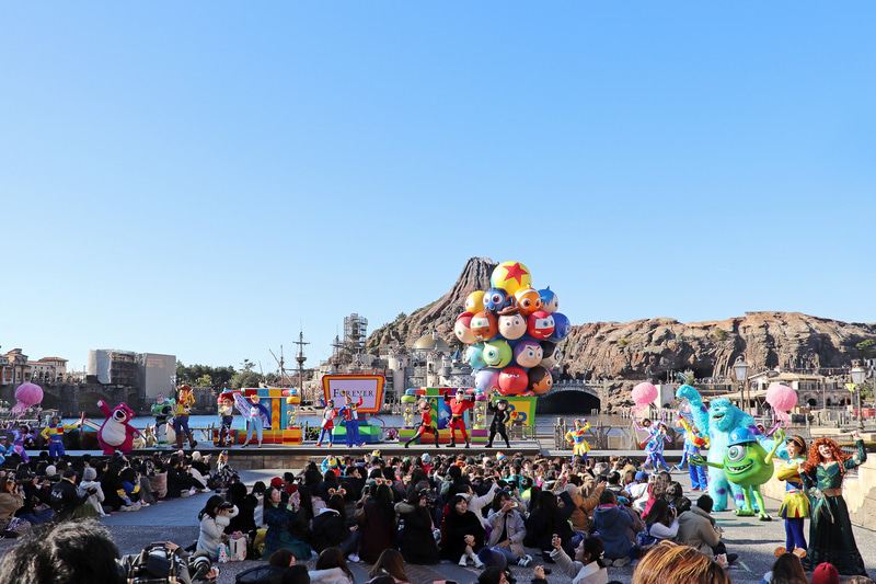 ステージにピクサー・パルズの象徴、巨大バルーンが登場