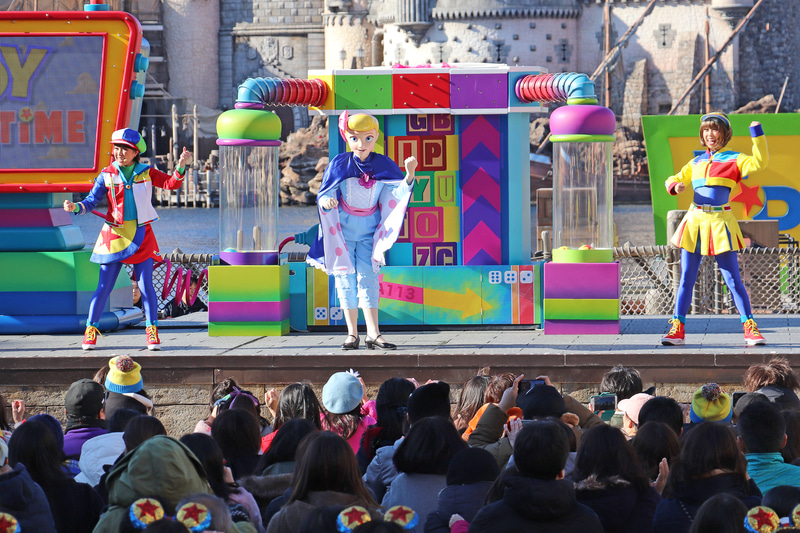 ボー・ピープは「ボーと一緒に大冒険」のかけ声でポーズ