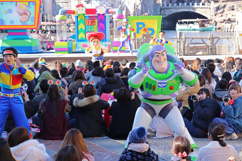 キャラクターたちが各チームのリーダーになってポーズを指導