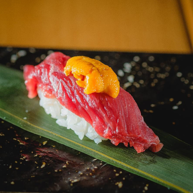 肉寿司の上に濃厚なウニを乗せた「肉ウニ寿司」