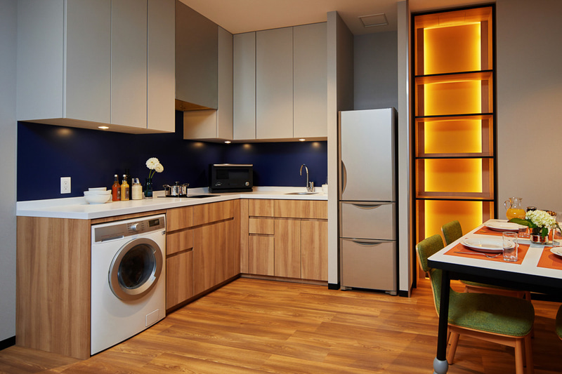 カラフルな色使いの客室内装