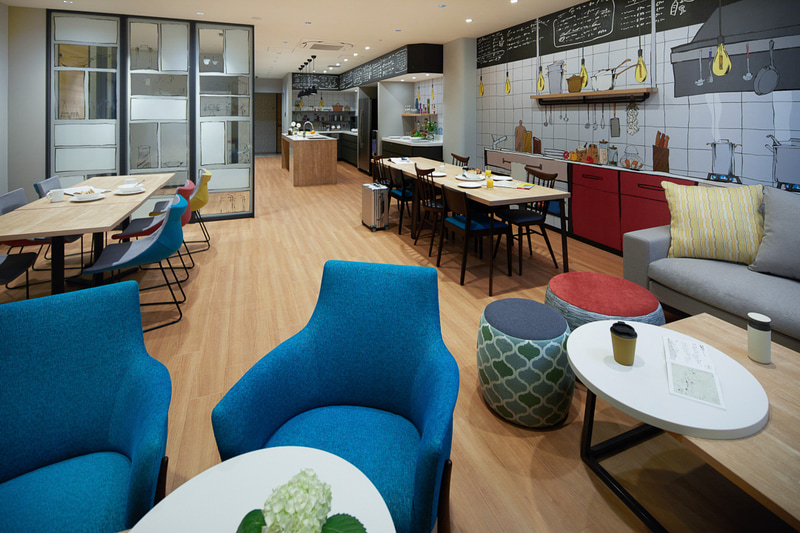 シェアキッチン付きのレジデンスラウンジ