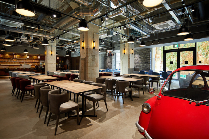 ホテル内にはレストランやショップなど5店舗が開業した