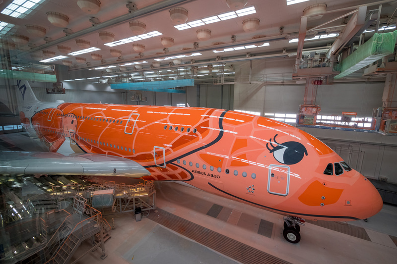 サンセットオレンジのANA エアバス A380型機「FLYING HONU」3号機