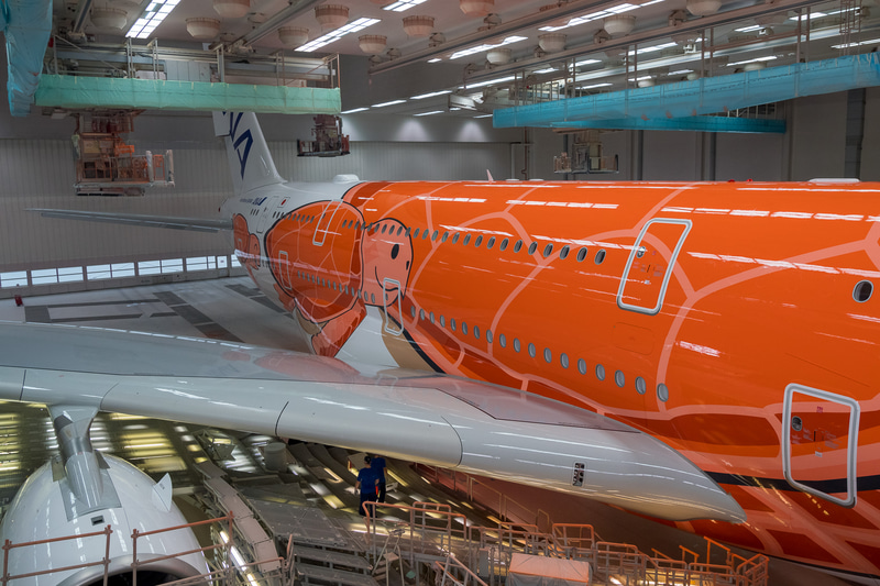 サンセットオレンジのANA エアバス A380型機「FLYING HONU」3号機