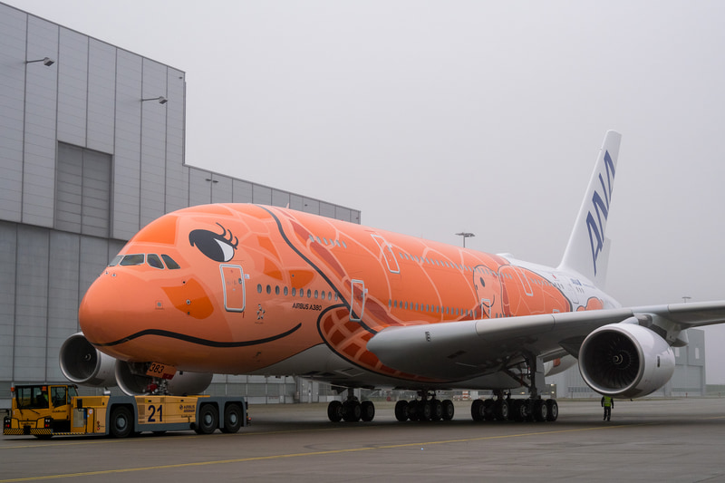 エアバスのハンブルク工場で、ANAのエアバス A380型機「FLYING HONU（フライング・ホヌ：空飛ぶウミガメ）の3号機がロールアウト。サンセットオレンジのカラーリング