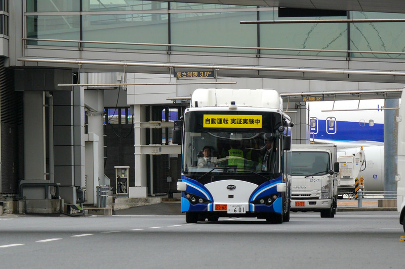 羽田空港内を走行する自動運転バス