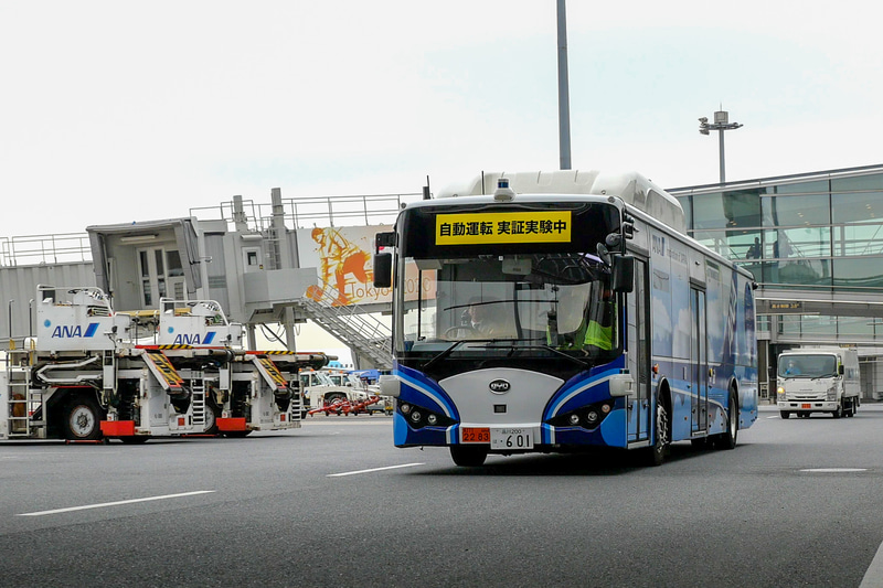 羽田空港内を走行する自動運転バス
