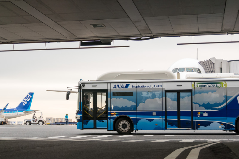 羽田空港内を走行する自動運転バス