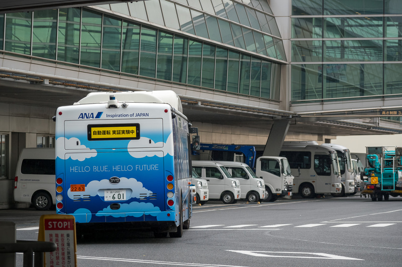 羽田空港内を走行する自動運転バス