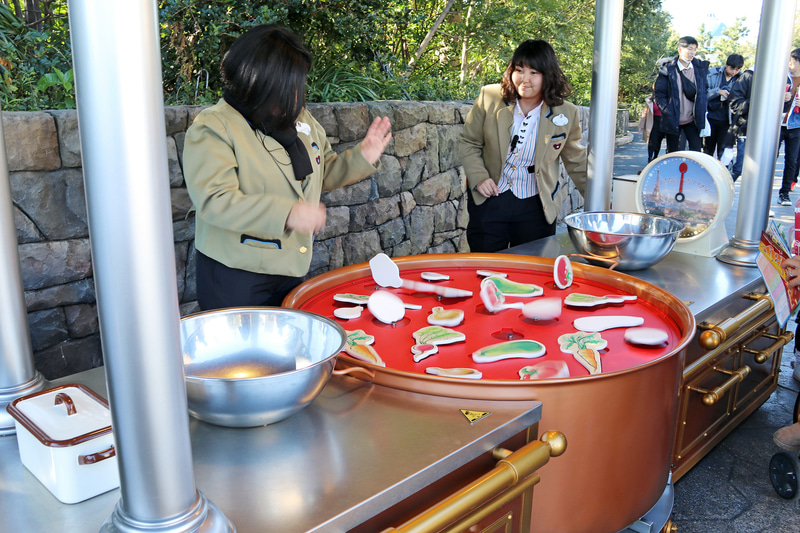 タイマーの時間内に食材を同じ形の枠にセットしてレミーの料理を手伝うゲーム