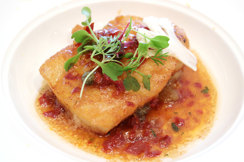 「鰈のムニエル 柚子風味のグルノーブルソース カリフラワーとクスクスのサラダを添えて」