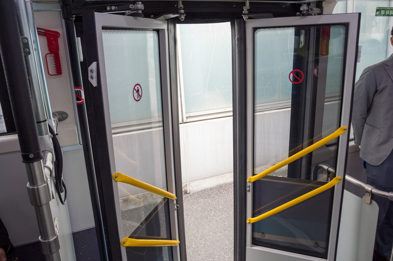 添乗員用のアプリ。ドアの開閉を遠隔操作者に指示できる