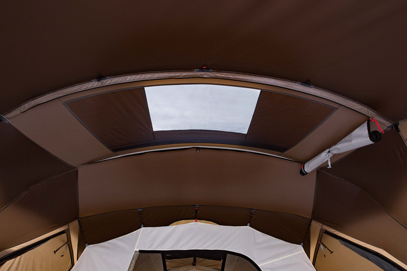 サイドキャノピーを追加したことで、展開してリビングスペースを拡大したり、日差しを遮ったりできる