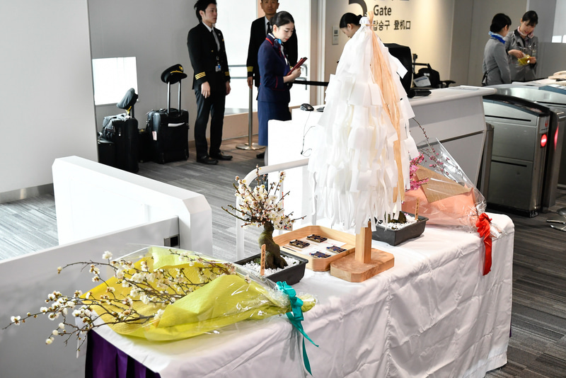 搭乗口前には梅鉢が用意されていた