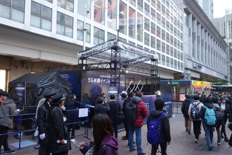 ハチ公前広の特設ブース。地下街の出入り口のすぐ目の前で、かなり歩行者の多いエリアでもある