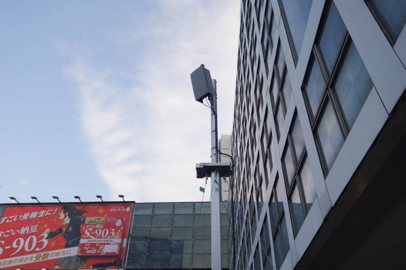 特設ブースに設置された5G基地局アンテナ。仮設なのでイベント終了後には撤去される