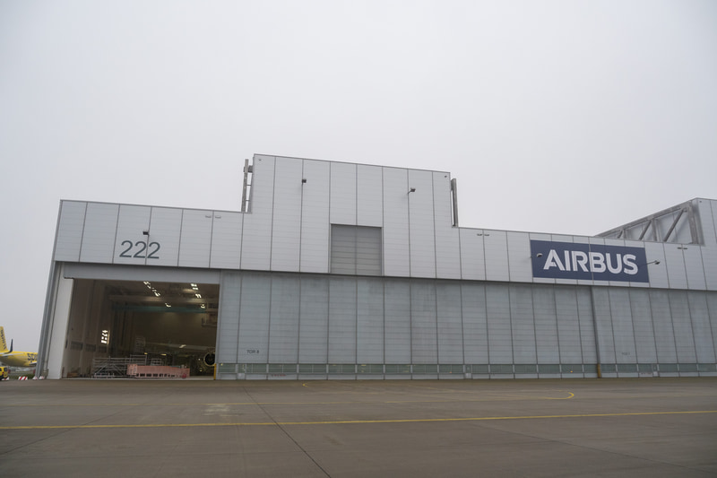 エアバス・ハンブルク工場の塗装工場からロールアウトするANAのエアバス A380型機 3号機