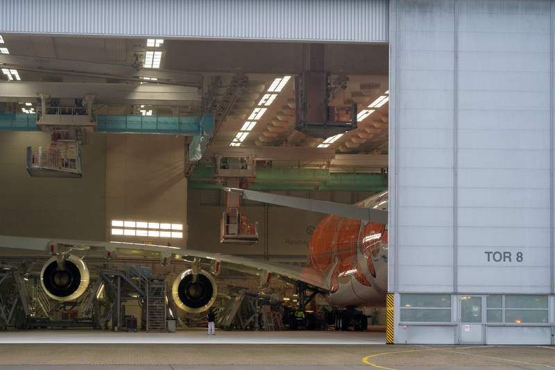 エアバス・ハンブルク工場の塗装工場からロールアウトするANAのエアバス A380型機 3号機