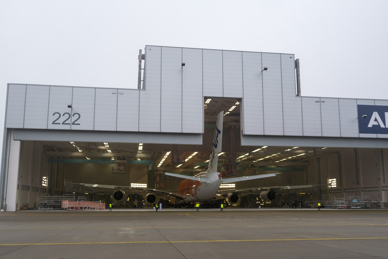 エアバス・ハンブルク工場の塗装工場からロールアウトするANAのエアバス A380型機 3号機