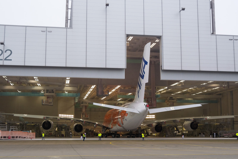エアバス・ハンブルク工場の塗装工場からロールアウトするANAのエアバス A380型機 3号機