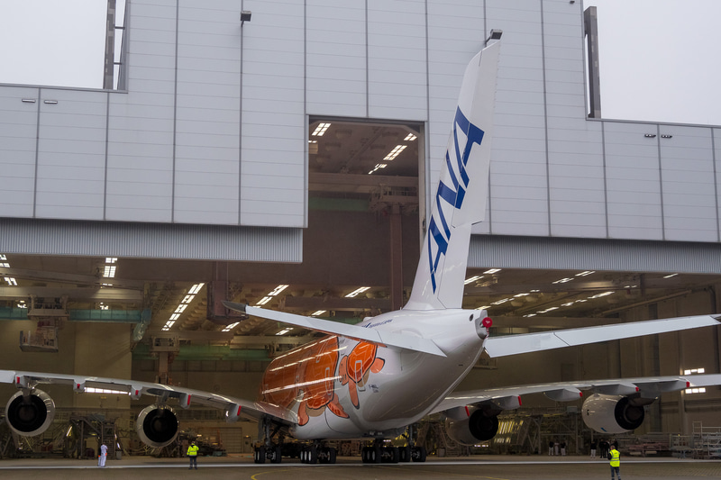 エアバス・ハンブルク工場の塗装工場からロールアウトするANAのエアバス A380型機 3号機