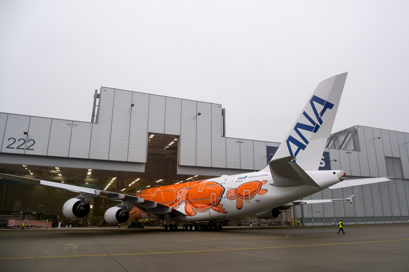 エアバス・ハンブルク工場の塗装工場からロールアウトするANAのエアバス A380型機 3号機