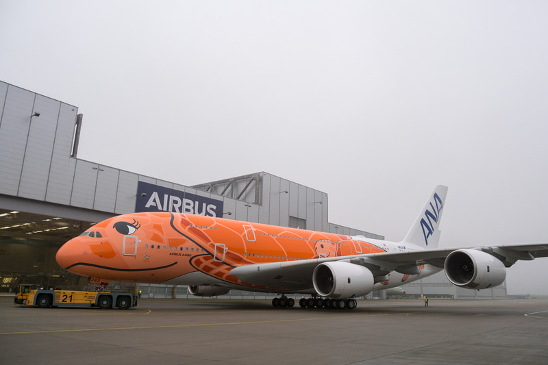 エアバス・ハンブルク工場の塗装工場からロールアウトするANAのエアバス A380型機 3号機